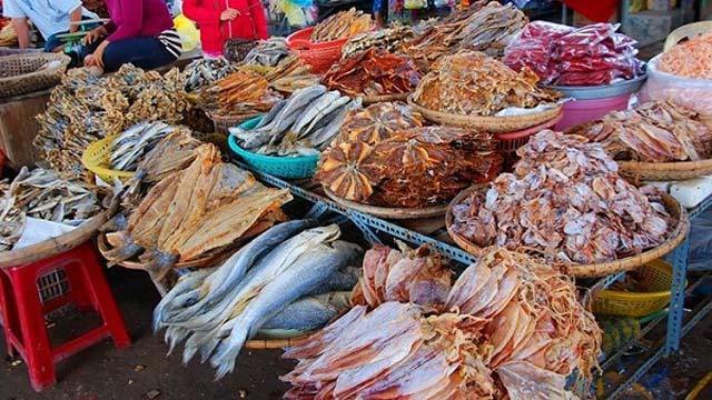 Rất nhiều đồ hải sản khô được bán ở đây (Ảnh ST)