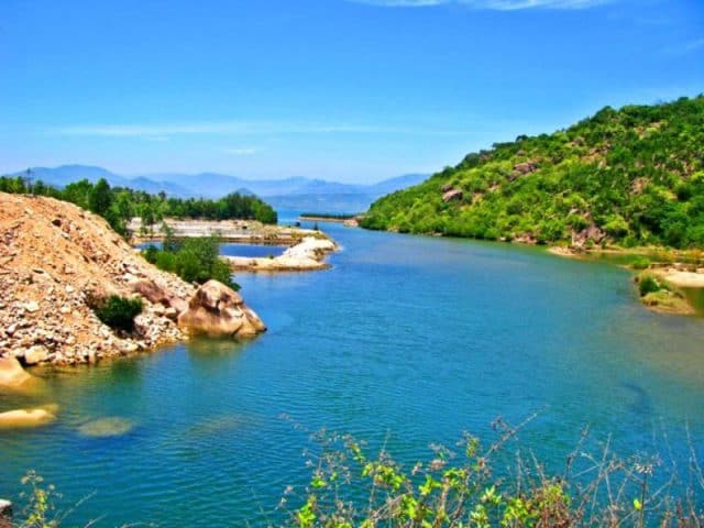 Đi thuyền quanh đảo Bình Hưng (Ảnh ST)