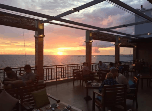 Nhà hàng Xin Chào có view đẹp khi nằm ngay cạnh biển