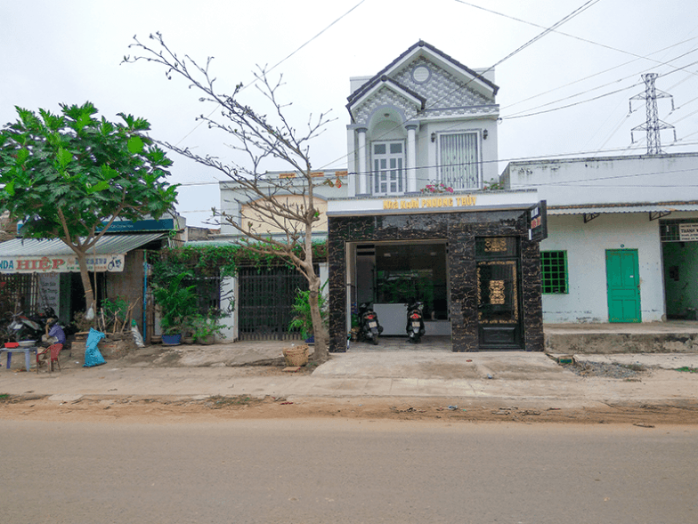Phía ngoài nhà nghỉ Phương Thùy