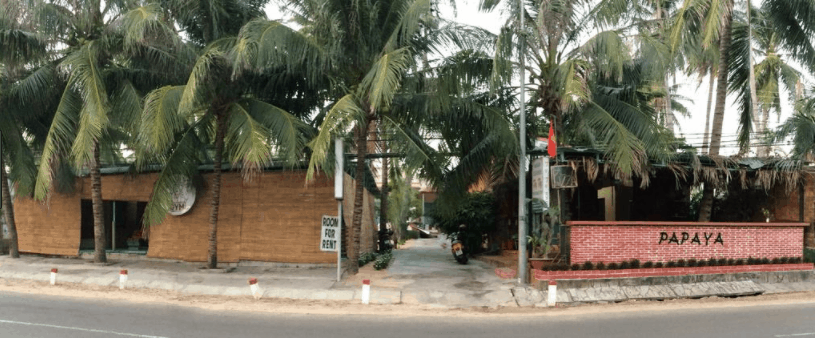 Phía ngoài nhà nghỉ Papaya