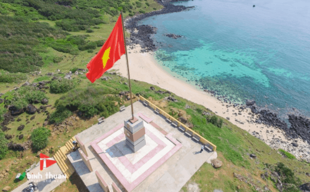 Cột cờ trên đảo Phú Quý