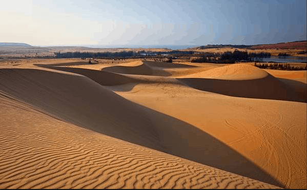 Những triền cát dài ôm lấy hồ nước