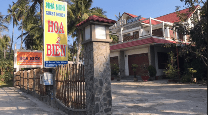 Cổng vào nhà nghỉ Hoa Biển