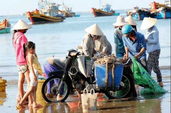 Cảnh buôn bán diễn ra thường xuyên vào mỗi sáng sớm
