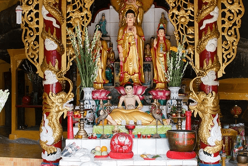 Bàn thờ chính trong chùa Gia Lào