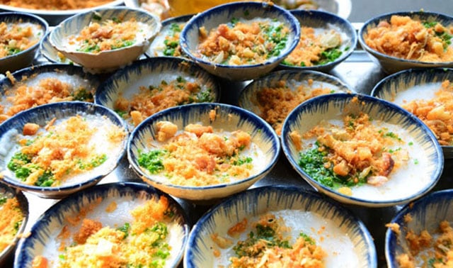 Bánh bèo ăn ngon nhất là lúc nóng, khói nghi ngút trên vành chén, bột vừa chín tới chan nước chấm ấm nồng hòa quyện (Ảnh ST)
