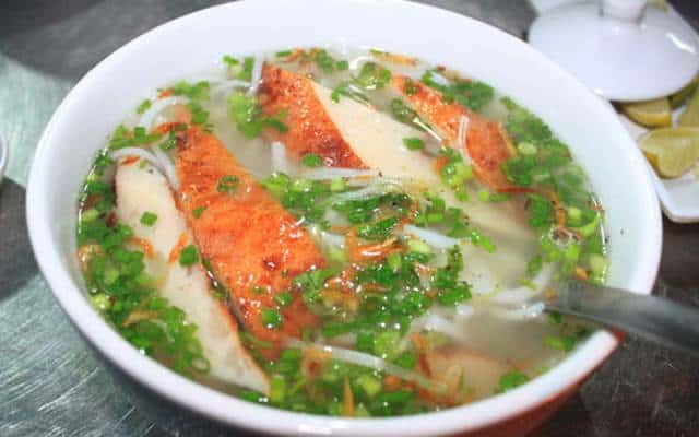 Từng sợi bánh canh ngắn trong tô nước dùng đậm đà, cùng với chả cá, trứng cút, lá hành xanh tươi (Ảnh ST)
