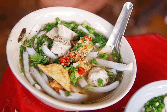 Bánh canh cũng là một món ăn nổi tiếng ở nơi đây (Ảnh ST)