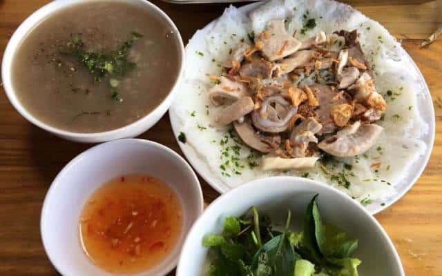 Bánh hỏi cháo lòng là món ăn sáng rất đỗi quen thuộc của người dân nơi đây (Ảnh ST)