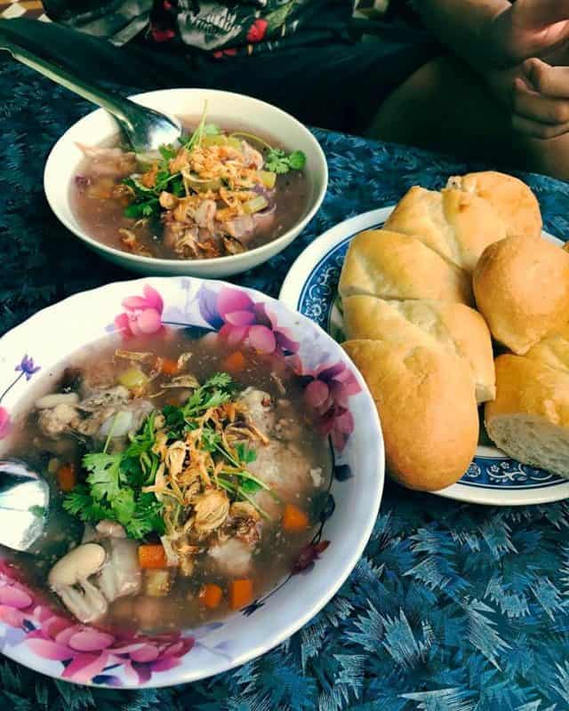 Trời lành lạnh mà nhìn đĩa bánh mì phết bơ nóng giòn xắt khúc, một tô lagu chứa miếng thịt ngọt lừ thì tuyệt vời (Ảnh ST)