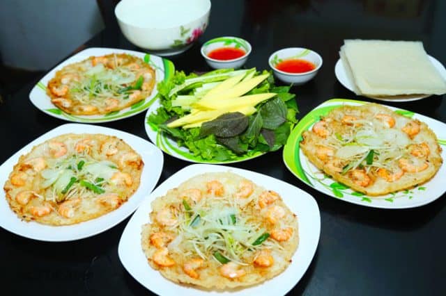 Mỗi người chỉ cần ăn 2 chiếc bánh là đã thấy no nê rồi (Ảnh ST)