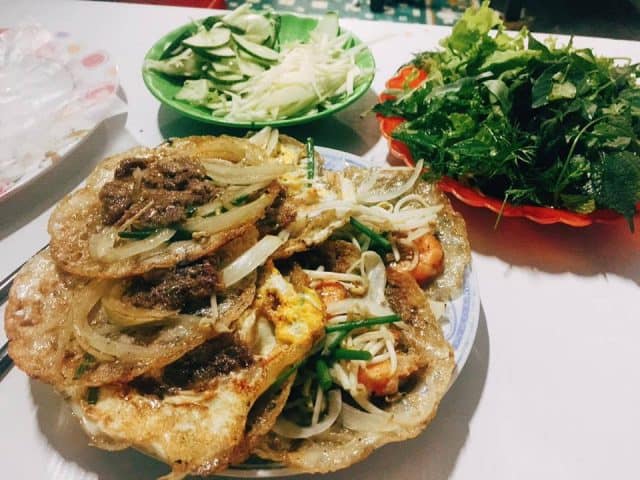 Vị ngọt, vị béo, vị thanh tan trong miệng khi cắn miếng bánh xèo đầu tiên (Ảnh ST)