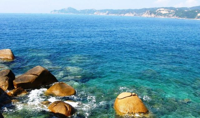 Biá»n á» Äây lấp lánh dưá»i ánh nắng và ng ruá»m như máºt ong, biá»n xanh mưá»t mát, trong Äến táºn Äáy (Ảnh ST)