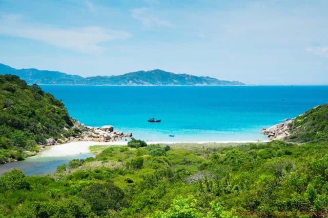 Cảnh biển trên đảo Bình Hưng (Ảnh ST)