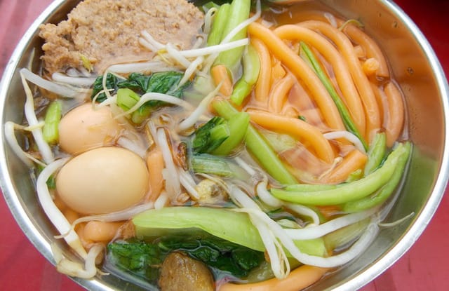 Bún đỏ có tên gọi theo màu của sợi bún (Ảnh ST)