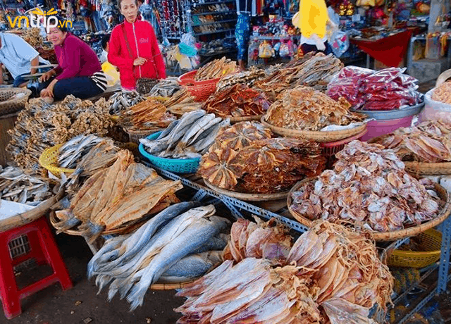 Những mặt hàng trong chợ khá đa dạng (Ảnh: Sưu tầm)