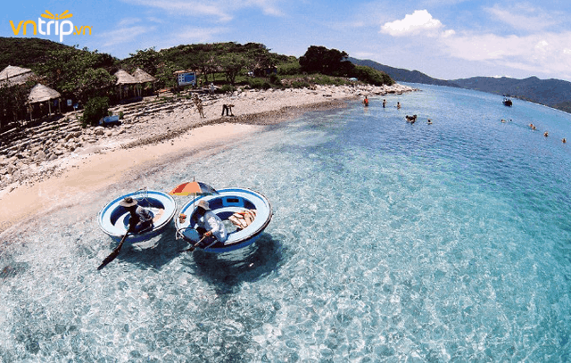 Nước biển trong xanh ở Hòn Mun (Ảnh ST)