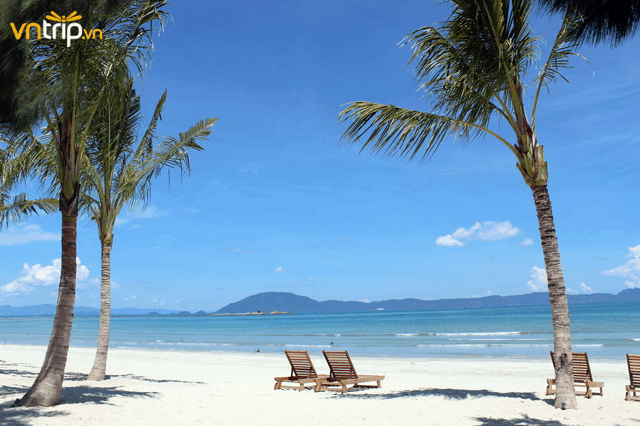 Những bãi biển xanh gợn sóng cùng bờ cát trắng mịn màng tại vịnh biển Nha Trang (Ảnh: Sưu tầm)