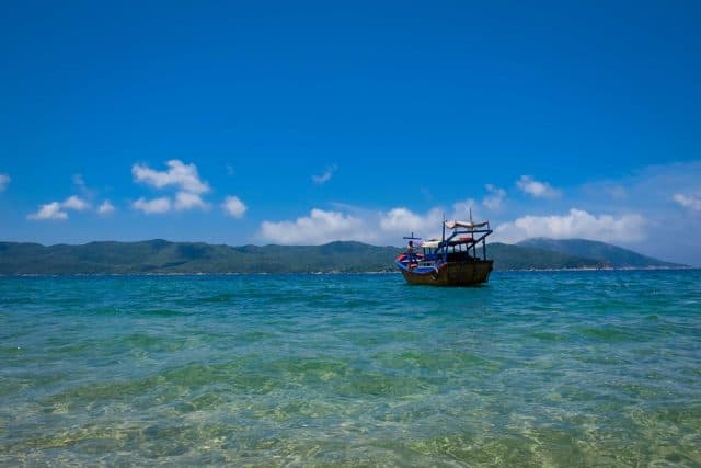 Bầu trời như được phản chiếu dưới mặt biển trong vắt (Ảnh ST)