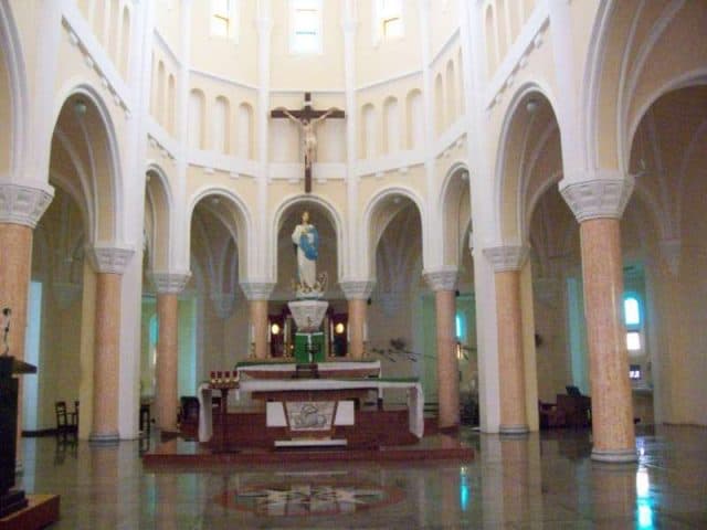 Bên trong nhà thờ (Ảnh ST)