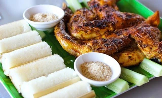 Cơm lam Tây Nguyên hay ăn cùng với gà nướng hoặc với heo xiên nướng (Ảnh ST)