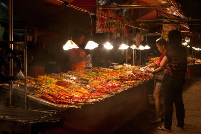 Món ăn đường phố hấp dẫn du khách (Ảnh ST)