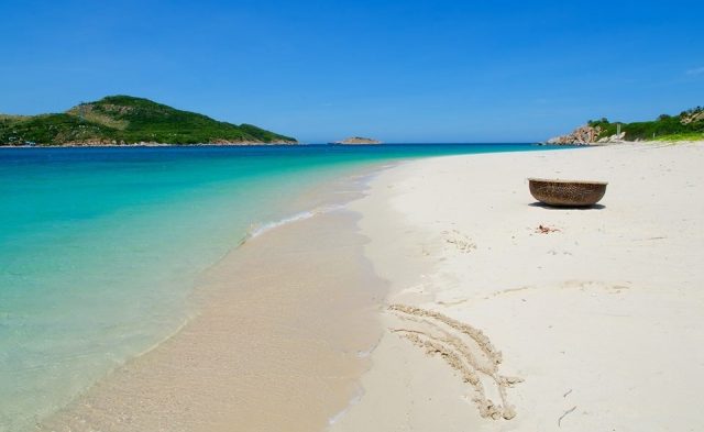 Bãi biển trải dài trên đảo Bình Hưng (Ảnh ST)