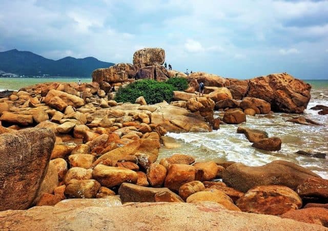 Hòn Chồng điểm đến du lịch Nha Trang 3 ngày 2 đêm theo kiểu tự túc (Ảnh ST)