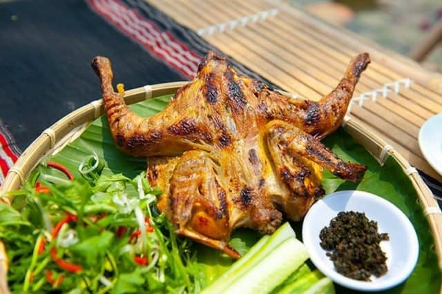 Gà nướng bản Đôn ăn đúng bài nhất là chấm thịt gà với muối ớt hoặc muối sả (Ảnh ST)