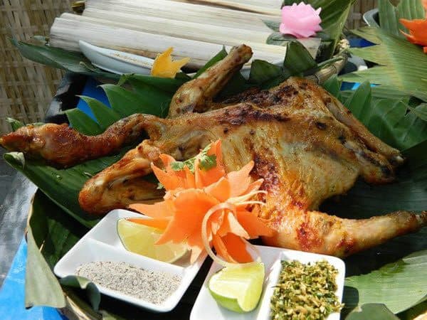 Ngồi bên bếp lửa bập bùng ăn gà nướng, thêm ché rượu cần với mấy ống cơm lam nữa tuyệt vời luôn (Ảnh ST)