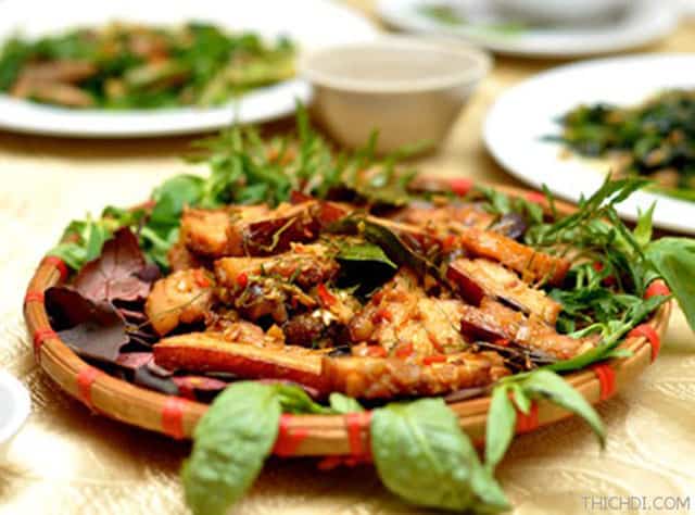 Heo được theo kiểu chăn thả tự nhiên nên thịt chắc và ngon hơn (Ảnh ST)