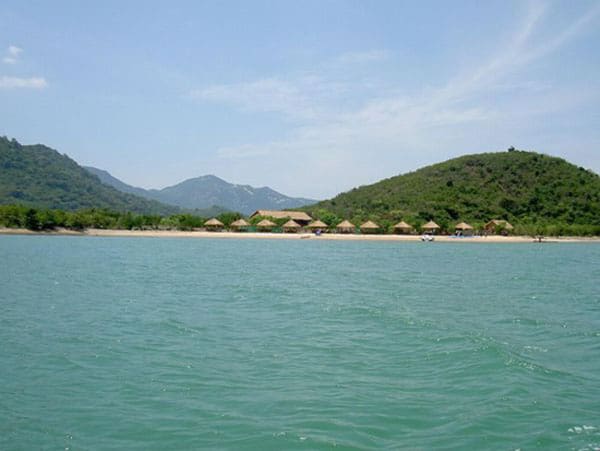 Bên còn lại là bãi tắm rất đẹp (Ảnh ST)