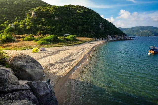 Đảo Hòn Lớn có nhiều bãi biển tuyệt đẹp (Ảnh ST)