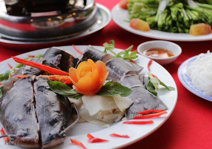 Lẩu cá lăng nấu có tác dụng giải nhiệt rất tốt (Ảnh ST)