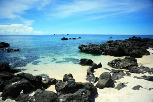 Bãi biển xinh đẹp Lý Sơn (Ảnh ST)