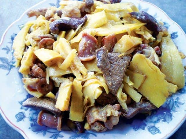 Măng nướng xào vếch bò là món đặc sản của riêng người Ê đê ở đây (Ảnh ST)