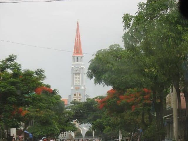 Từ xa bạn cũng có thể thấy nhà thờ (Ảnh ST)