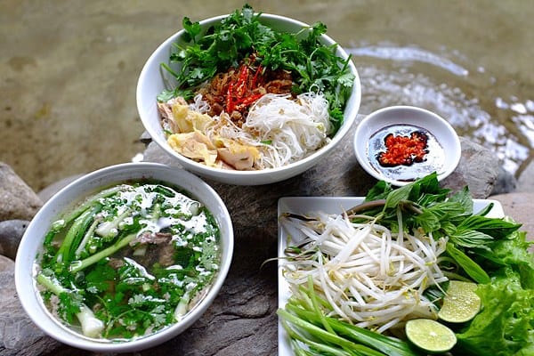 Phở khô gồm 2 tô: tô phở trộn và tô nước lèo (Ảnh ST)