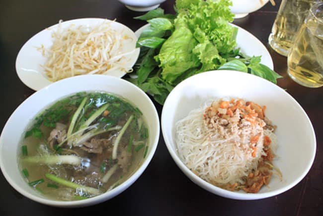 Ăn phở khô trước rồi húp một ngụm nước lèo và cảm nhận vị ngon ngọt của nó (Ảnh ST)