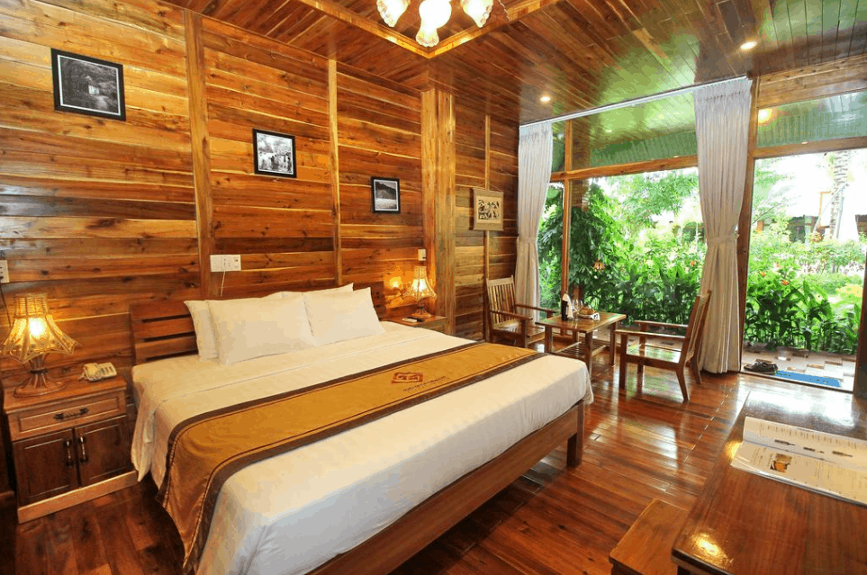 Phòng nghỉ được trang trí bằng gỗ thiên nhiên