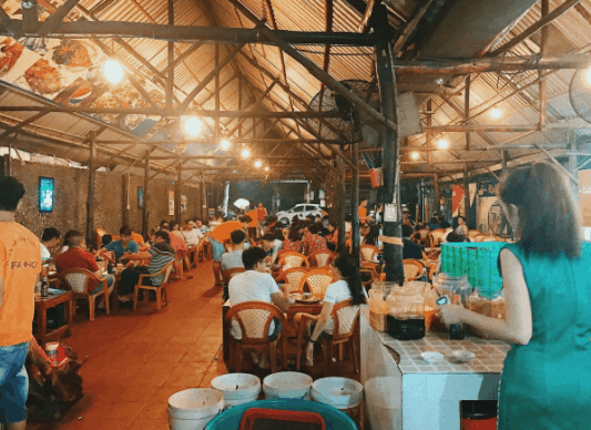 Quán Ra Khơi có không gian rộng rãi, thoáng mát