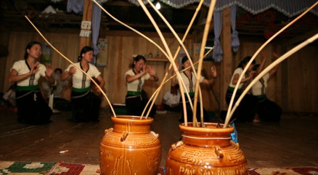 Rượu cần có nồng độ nhẹ, rất thơm và có màu vàng như mật (Ảnh ST)