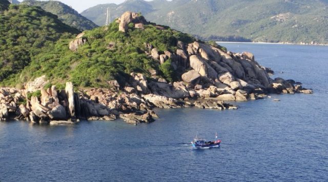 Từ đây bạn cũng có thể chiêm ngưỡng cảnh đẹp của Hòn Sầm (Ảnh ST)