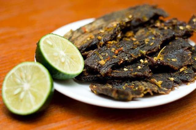Nai khô ăn ngọt lịm chứ không béo ngậy như nai nướng (Ảnh ST)