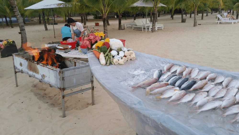 Thưởng thức hải sản tươi ngon tại bãi biển