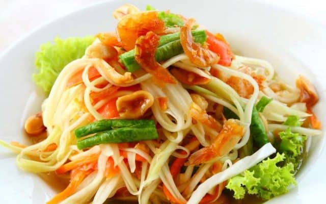 Đặc sản Thái Lan này còn có tên gọi khác là gỏi đu đủ (Ảnh ST)