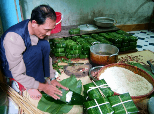 Khâu gói bánh cũng phải thật tỉ mỉ (sưu tầm) bánh chưng biến tấu