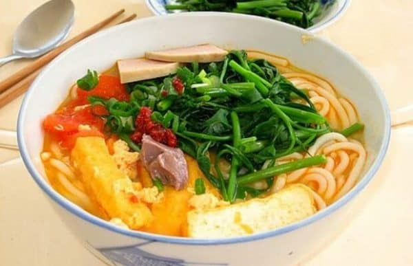 Canh bún với sợi bún mềm dai và nước dùng ngọt thơm hấp dẫn