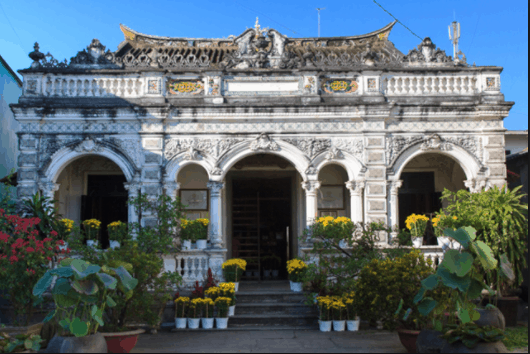 Bao quát nhà cổ Huỳnh Thủy Lê